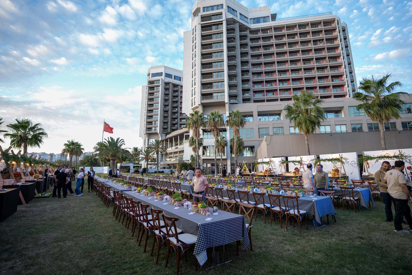 Lokal ve global mezeler Antalya Uluslararası Meze Festivali'nde lezzet severlerle buluştu...