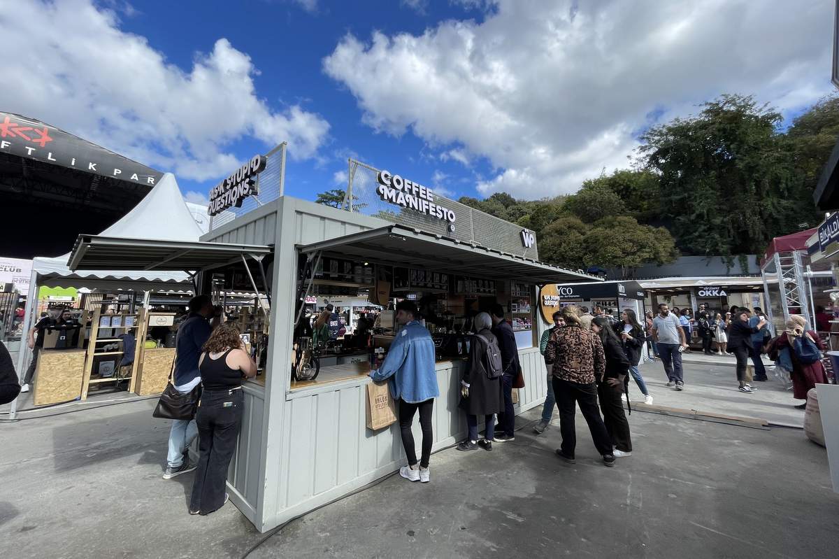 İstanbul Kahve Festivali'nde gümüş cezvelerle Türk kahvesi hazırlanıyor