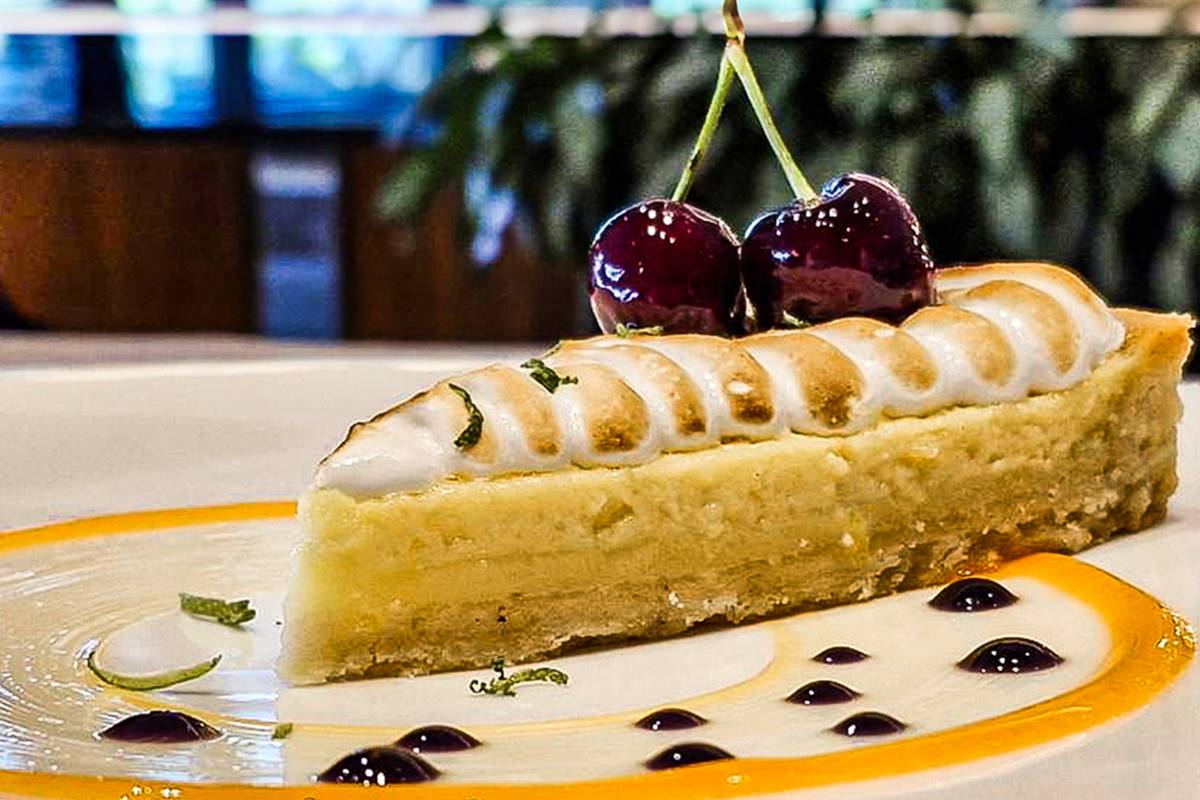 Hilton Istanbul Maslak’ın Executive Chef’i Ceyhan Aşcıoğlu’ndan Limonlu Mereng Pie ve Çilekli Tart tarifi