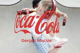 Coca-Cola,  “Gerçek Mucize’yi” ve “Sarılma” logosunu tanıttı