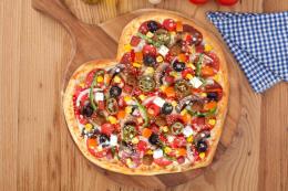 Aşkın tadını Domino’s’ Kalp Pizza ile çıkarın!