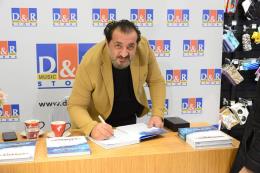 MasterChef’in ünlü şefi Mehmet Yalçınkaya kitabını ilk kez D&R’da imzaladı
